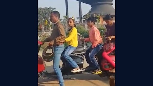 Jugaad Video: शख्स ने स्कूटी में जुगाड़ कर बना दी फॅमिली वाहन, एक साथ बैठता है पूरा परिवार, देखें वीडियो