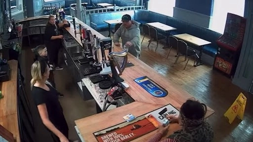 यूके के बार का महिला ने घोस्ट वीडियो किया शेयर, सरकता हुआ कांच का ग्लास कैमरे में कैद, देखें वीडियो