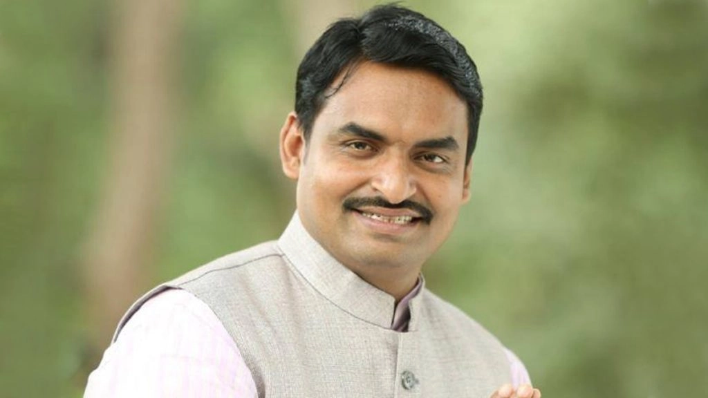 छतरपुर में विधायक ने दरवाजे पर डेरा डाला, तब मिलने आए कलेक्टर