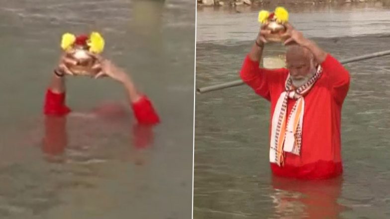 UP: प्रधानमंत्री नरेंद्र मोदी ने वाराणसी में गंगा नदी में डुबकी लगाई, पूरे विधि-विधान के साथ की पूजा, देखें वीडियो