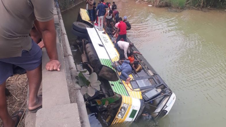 Bus Accident: आंध्र प्रदेश में यात्रियों से भरी बस नहर में गिरी, कम से कम 9 की मौत, रेस्क्यू ऑपरेशन जारी