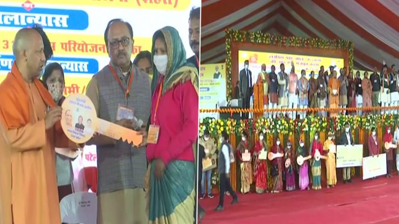 UP: सीएम योगी आदित्यनाथ ने प्रयागराज में प्रधानमंत्री आवास योजना के लाभार्थियों को चाबी दी