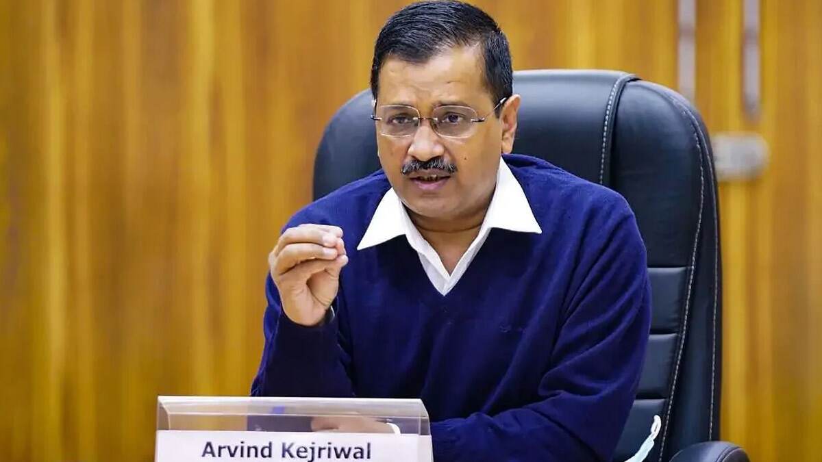 केजरीवाल का एक और तोहफा, दिल्ली में फ्री बिजली-पानी और बस सफर के बाद अब स्कूली छात्रों को मिलेगा मुफ्त लैपटॉप