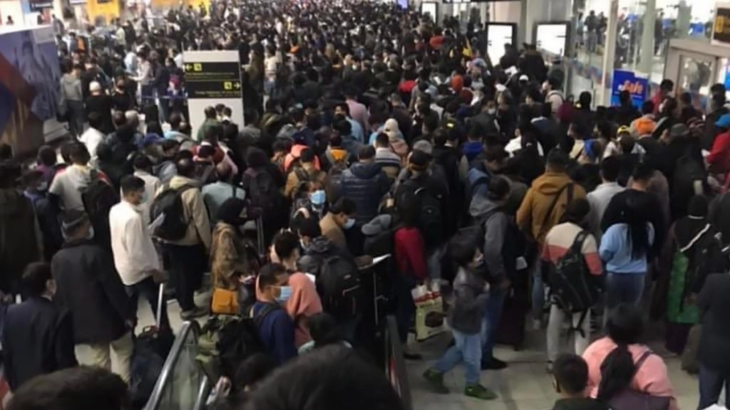 Delhi: Omicron के खतरे के बीच एयरपोर्ट पर उमड़ी भीड़, कोरोना हॉट स्पॉट बनने का खतरा