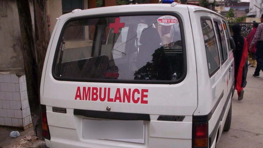 MP में एंबुलेंस न मिलने पर पिता को हाथ ठेले पर बेटा ले गया अस्पताल