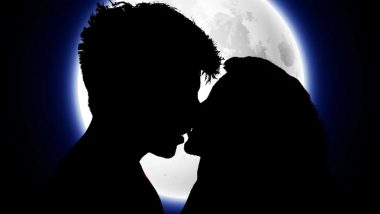 How To Give The Most Sensual Kiss: अपने साथी को सबसे कामुक चुंबन कैसे दें
