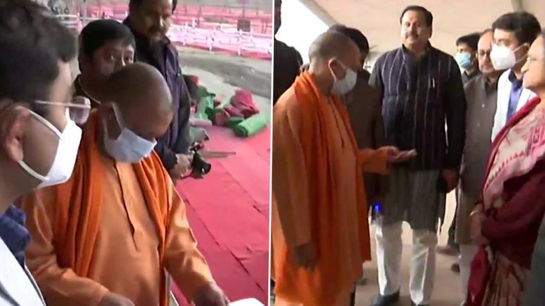 Uttar Pradesh: सीएम योगी आदित्यनाथ ने प्रयागराज में पीएम नरेंद्र मोदी की रैली से पहले तैयारियों का निरीक्षण किया