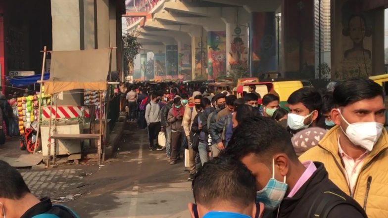 Omicron in Delhi: ‘येलो अलर्ट’ की बंदिशें शुरू, मेट्रो स्टेशनों पर लगी लंबी कतारें, वीडियो में देखें कैसे परेशान हो रहे दिल्लीवासी