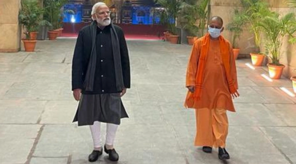 कूड़ा गाड़ी में मोदी और योगी की तस्वीरें ले जाने का वीडियो वायरल; सफाईकर्मी बर्खास्त