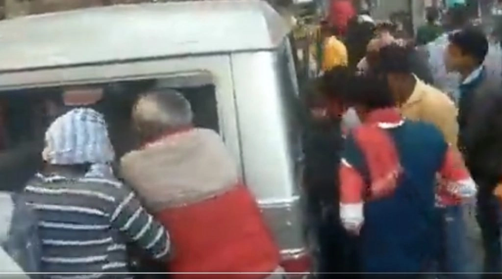 बिहार: शराब से भरे वाहन को छोड़कर चालक हुआ फरार, शराब लूटने की मच गई होड़