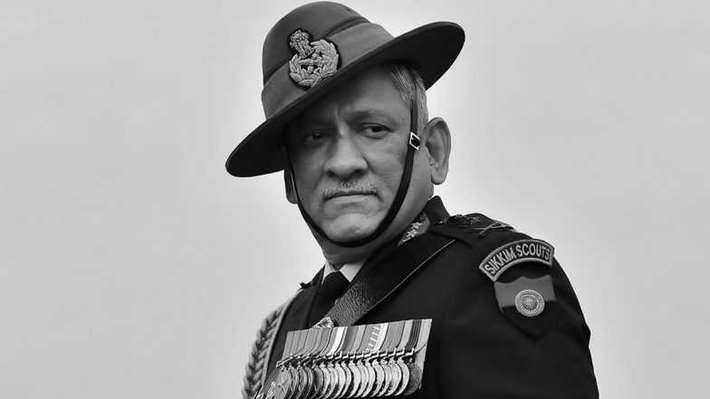 CDS Bipin Rawat Last Rites: सीडीएस बिपिन रावत और उनकी पत्नी की अंतिम यात्रा अंत्येष्टि स्थल पहुंची