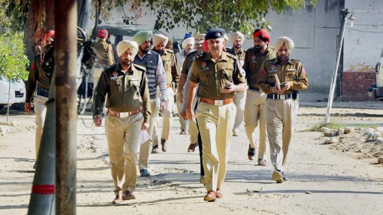 Gurugram: बंद मकान में हथियार और बम की सूचना से हड़कंप, पुलिस और बम स्क्वॉड मौके पर पहुंचे