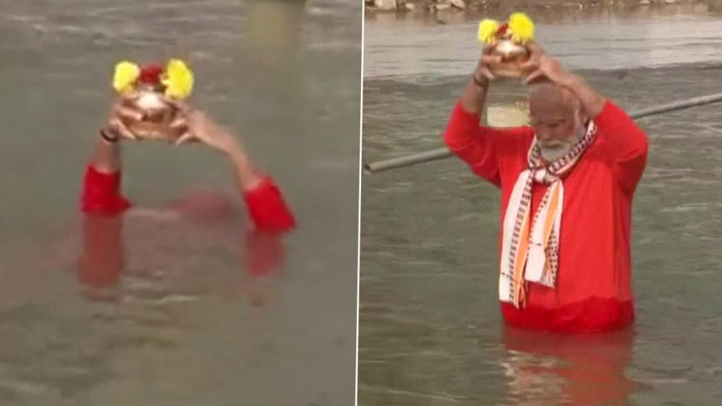  प्रधानमंत्री नरेंद्र मोदी ने लगाई गंगा में डुबकी, जल लेकर पहुंचे बाबा के धाम, देखें Video 