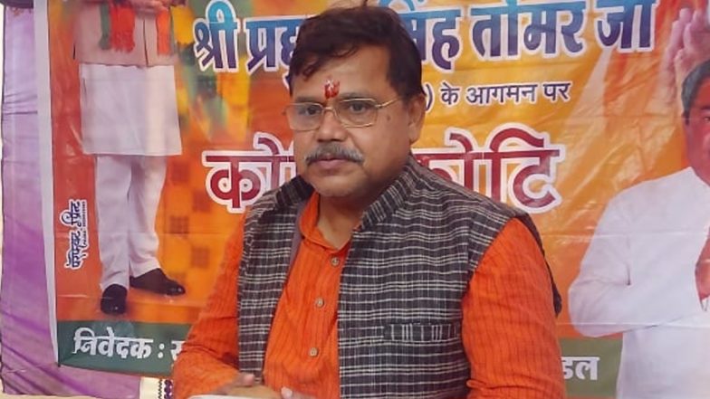 MP: शिवराज सरकार में मंत्री प्रद्युम्न सिंह तोमर का निराला अंदाज, सड़क पर बैठकर सुनी लोगों की समस्याएं, हो रही तारीफ