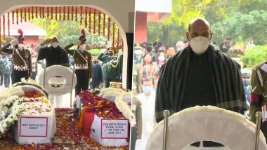 रक्षा मंत्री राजनाथ सिंह ने दिल्ली के बरार स्क्वायर श्मशान घाट पहुंचकर CDS जनरल बिपिन रावत और उनकी पत्नी  को श्रद्धांजलि अर्पित की