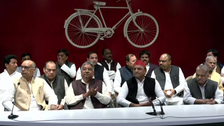 UP: बीजेपी विधायक दिग्विजय नारायण चौबे, BSP से निष्कासित MLA विनय शंकर तिवारी, पूर्व सांसद कुशल तिवारी एसपी में हुए शामिल