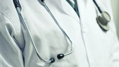 Doctor Offers Sex to Woman: बांझपन का इलाज करने के बहाने अर्ध नग्न डॉक्टर ने महिला के सामने की सेक्स की पेशकश, ऐसे हुआ उसका पर्दाफाश