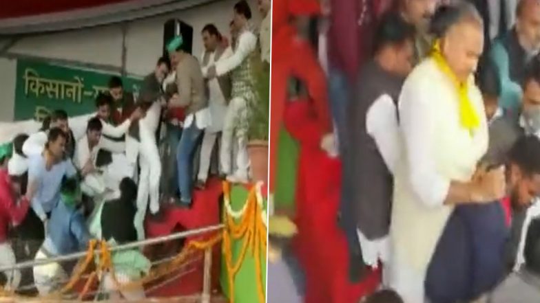 UP: अलीगढ़ में सपा और राष्ट्रीय लोकदल की एक संयुक्त जनसभा के दौरान मंच की रेलिंग टूटने से हुई भगदड़ (देखें वीडियो)