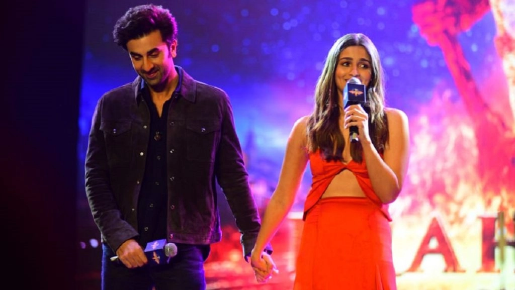 रणबीर-आलिया की शादी को लेकर फैन ने किया सवाल, शर्म से लाल कपल ने दिया ये जवाब