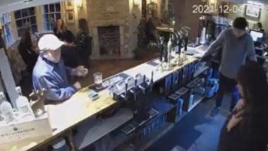 Scary Viral Video: यूके के एक बार में बिना छूए काउंटर से गिरा बियर का ग्लास, डरावना वीडियो हुआ वायरल