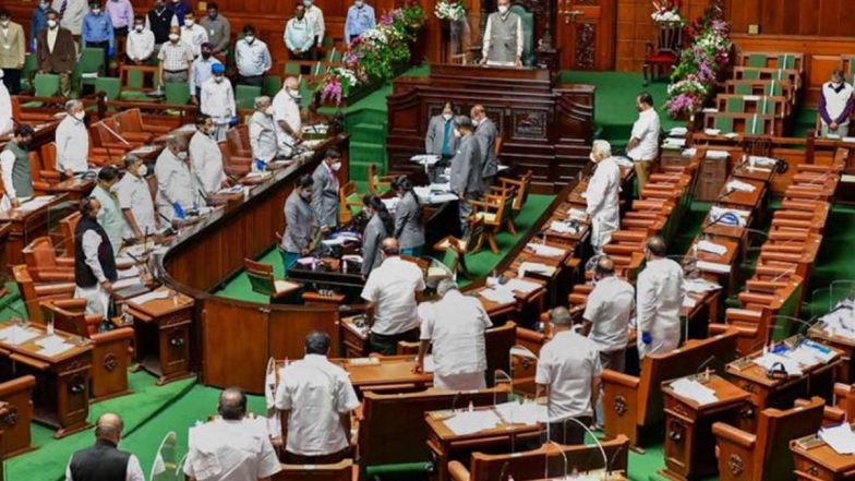 Delhi Assembly: भाजपा के दो विधायकों को मार्शल ने सदन से बाहर निकाला