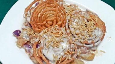 Jalebi Chaat: शख्स ने प्याज और दही के साथ बनाया जलेबी चाट, लोगों ने कहा- 'इनका हाथ बांध के कमरे में बंद करो', देखें रिएक्शन