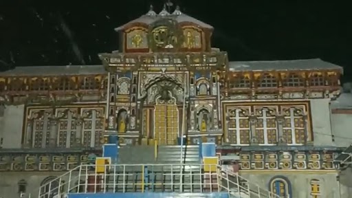 उत्तराखंड: चमोली ज़िले के बद्रीनाथ में आज सुबह हुई बर्फबारी, देखें वीडियो