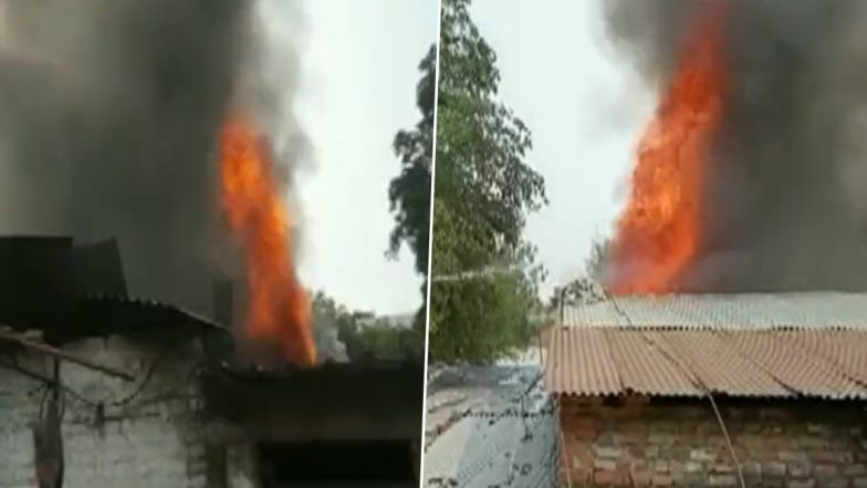 Uttar Pradesh: कानपुर में साकेत नगर इलाके में एक फर्नीचर के गोदाम में लगी भीषण आग (देखें वीडियो)