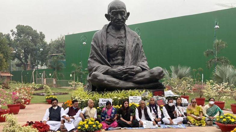 Parliament Winter Session: अपने निलंबन के विरोध में संसद में गांधी प्रतिमा के सामने धरने पर बैठे 12 विपक्षी सांसद