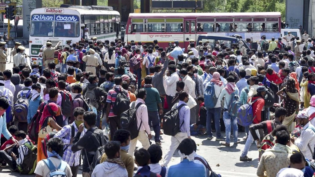 पिछले लॉकडाउन में दिक्कतों का सामना कर चुके प्रवासी मजदूर फिर लौट रहे अपने घर