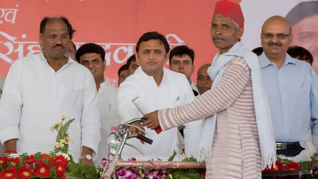 अखिलेश यादव ने मुख्यमंत्री रहते हुए लिए थे ये 5 बड़े फैसले, जिन्हें जनता वोट देते समय रखेगी याद