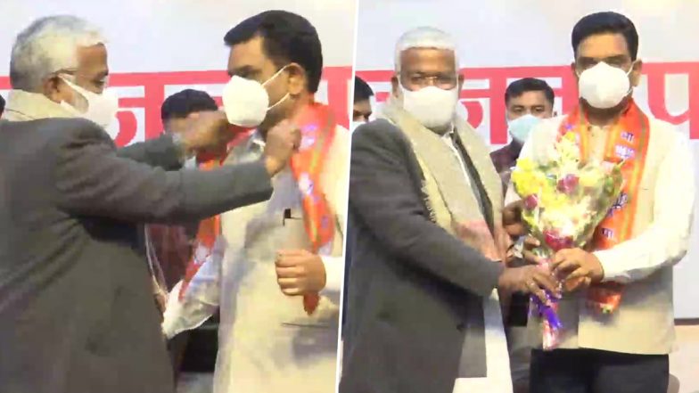 UP Election 2022: पूर्व IPS असीम अरुण बीजेपी में शामिल, स्वतंत्र देव सिंह ने कहा- ईमानदार अधिकारी के जुड़ने से दलित समाज में एक संदेश जाएगा