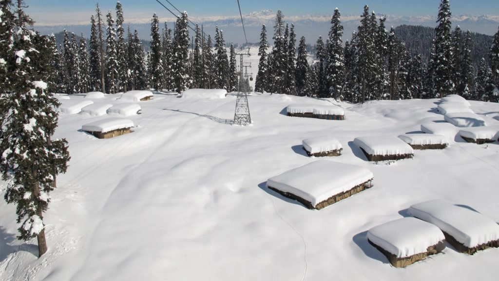 जम्मू-कश्मीर में ऊंचाई वाले इलाकों में बर्फबारी