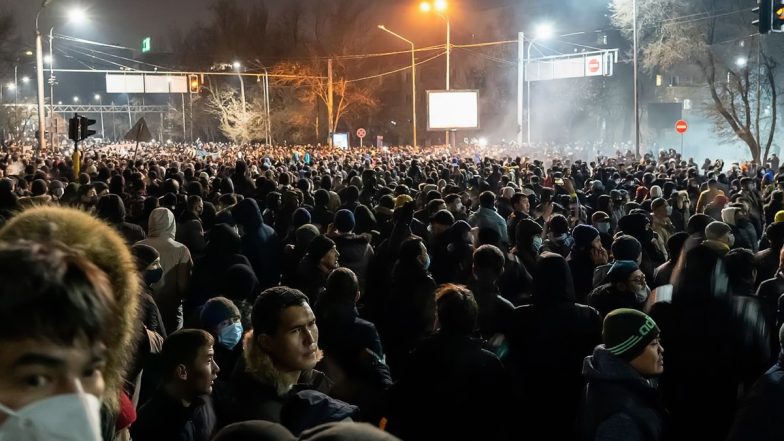 Kazakhstan: कजाकिस्तान जल रहा, रूसी सैनिक अंदर हैं, भारत हालात पर रख रहा बारीक नजर