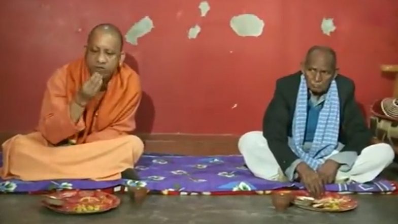 UP: मकर संक्रांति पर सीएम योगी ने गोरखपुर में दलित कार्यकर्ता अमृत लाल भारती के घर खाई खिचड़ी- देखें वीडियो