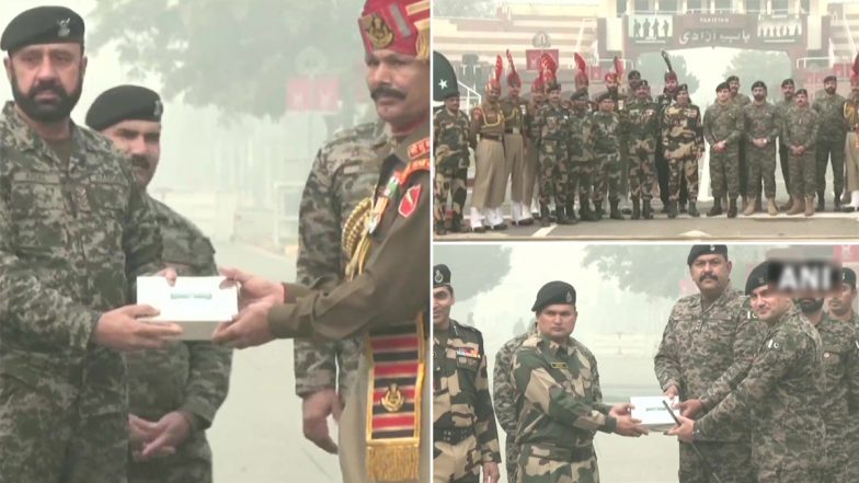 Republic Day 2022: अटारी-वाघा सीमा पर BSF और पाकिस्तानी रेंजर्स ने मिठाइयों का आदान-प्रदान किया