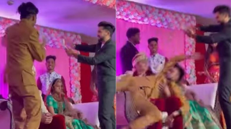 शादी के दौरान स्टेज पर नोट उड़ाते-उड़ाते दूल्हा-दुल्हन पर गिरा पड़ा शख्स, फिर जो हुआ... Viral Video देखकर हंस पड़ेंगे आप