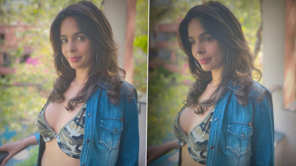 मल्लिका शेरावत ने शर्ट की बटन खोलकर दिखाई हॉट बिकिनी, सेक्सी फोटो छुड़ा रहा फैंस के पसीने 