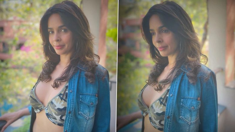 Mallika Sherawat ने&nbsp;शर्ट की बटन खोलकर दिखाई Hot Bikini, सेक्सी फोटो छुड़ा रहा फैंस के पसीने&nbsp;