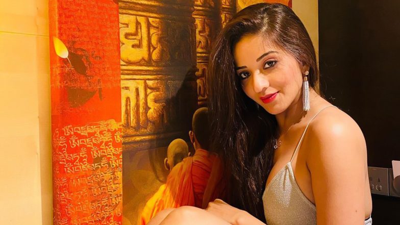 भोजपुरी एक्ट्रेस ने Monalisa ने किया 2022 का पहला पोस्ट, हॉट कपड़ों में दिखाया स्टाइलिश अवतार 