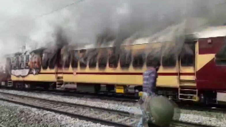 RRB-NTPC एग्जाम विवाद: गया में अभ्यर्थियों ने ट्रेन के डिब्बों में लगाई आग, पुलिस ने कहा- कार्रवाई जारी है