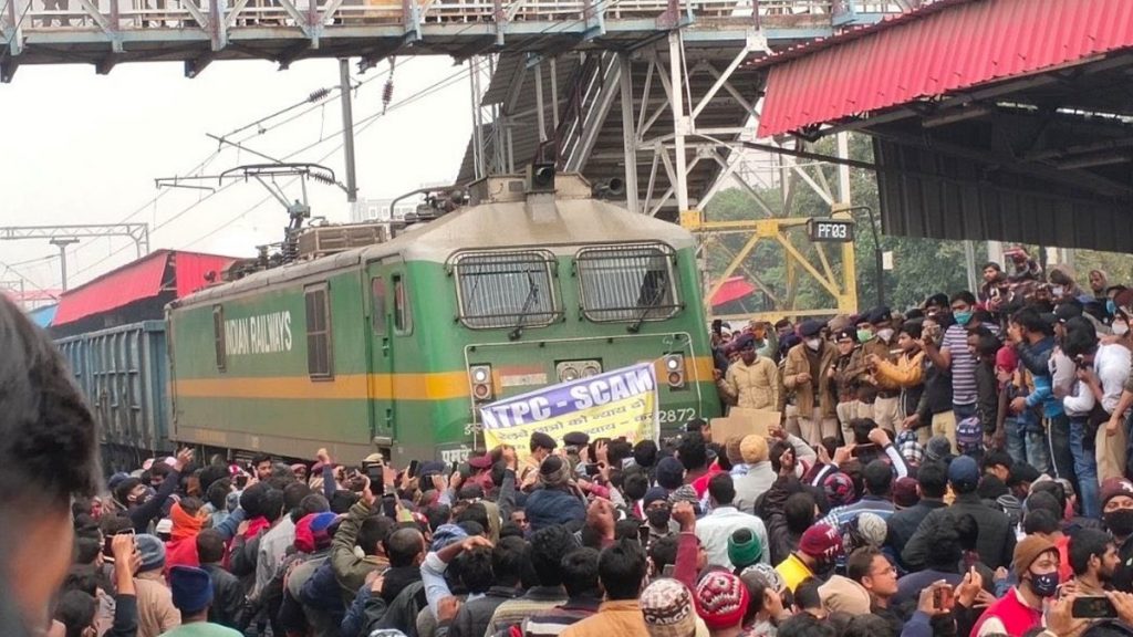 एनटीपीसी अभ्यर्थियों ने किया रेलवे ट्रैक जाम, रेल यातायात बाधित