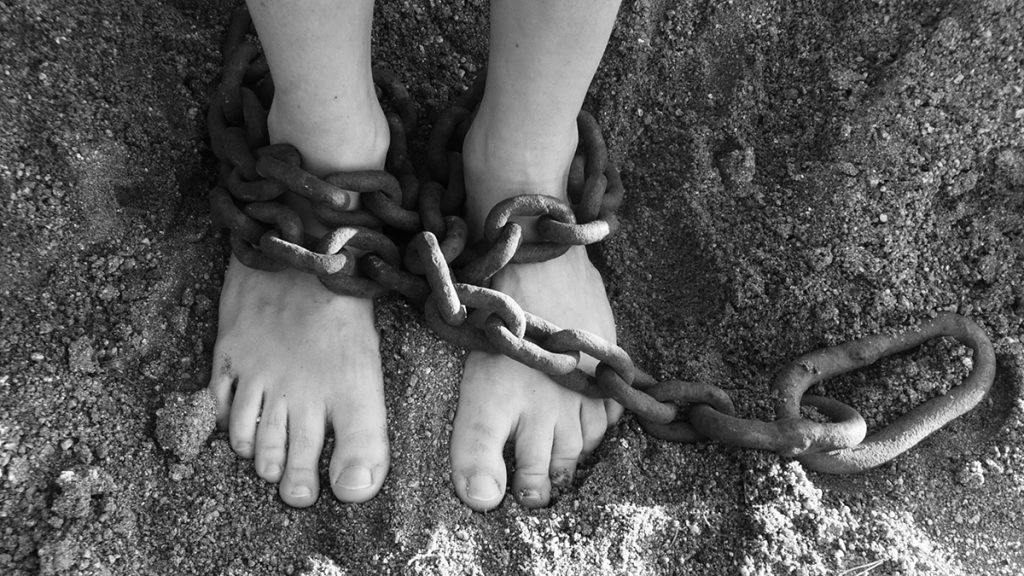 UP: अपने ही घर में 35 साल से बेड़ियों में जकड़ी महिला को विधायक ने मुक्त किया