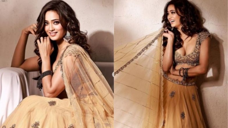 Shweta Tiwari Sexy Bhabhi Look: श्वेता तिवारी के लेटेस्ट फोटोशूट ने इंटरनेट पर मचाया तहलका, एक्ट्रेस की कातिलाना अदाओं पर फिदा हुए फैन्स