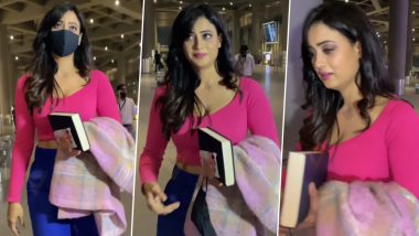Shweta Tiwari ने गुलाबी टी-शर्ट पहनकर एयरपोर्ट पर दिखाया अपना हॉट लुक, Video में दिखा कमाल का स्टाइल