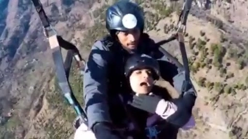 पैराग्लाइडिंग के दौरान 'भैया मुझे डर लग रहा है' कहने वाली महिला का क्लिप वायरल, वीडियो देख हो जाएंगे लोट पोट