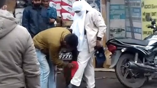 Viral Video: महिला पुलिसकर्मी ने व्यक्ति को अपनी पतलून साफ करने के लिए किया मजबूर, उसके बाद जड़ा थप्पड़, देखें वीडियो