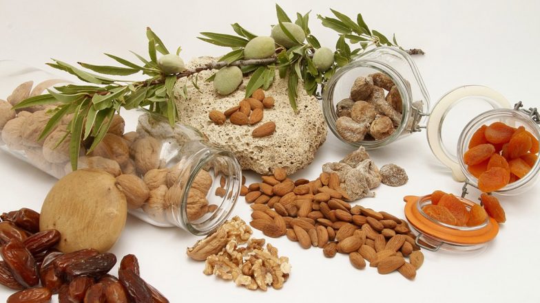 Benefits of Dry Fruits: रोजाना खायें ड्राय फ्रूट्स, रहें चुस्त-दुरुस्त! जानें कौन-सा ड्राय फ्रूट कब खायें और इनसे शरीर को क्या लाभ-लाभ मिलते हैं?