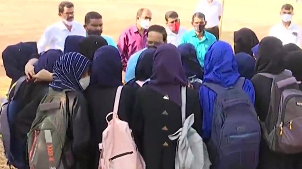 Karnataka Hijab Controversy: अधिकतर छात्र-छात्राओं ने भगवा शॉल, हिजाब पहने
