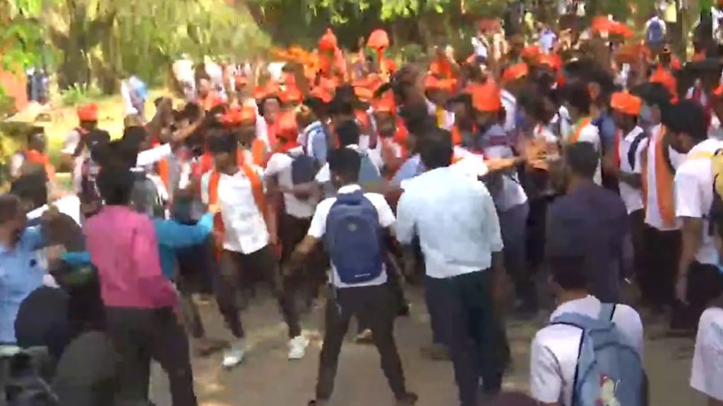 कर्नाटक में हिजाब विवाद हुआ हिंसक, पथराव, लाठीचार्ज की घटनाओं की सूचना